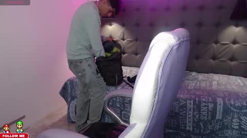 Snapshot of dyla_n18_ chatting on December 16, 11:39 pm dyla_n18_ online show from December 16, 11:39 pm