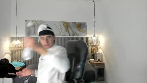 dyla_n18_ online show from May 3, 6:58 pm