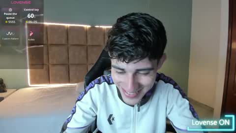 Snapshot of dyla_n18_ chatting on June 4, 8:37 pm dyla_n18_ online show from June 4, 8:37 pm