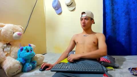 Snapshot of dylan_navas chatting on November 2, 9:28 pm dylan_navas online show from November 2, 9:28 pm