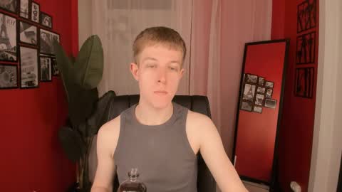 Snapshot of dylan_norton chatting on June 2, 10:17 am Dylan online show from June 2, 10:17 am
