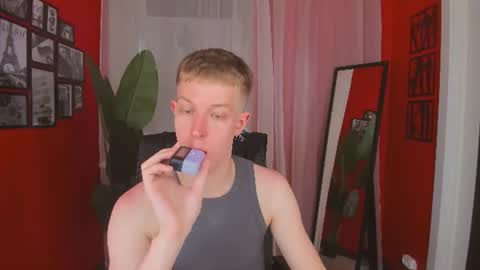 Snapshot of dylan_norton chatting on June 15, 9:33 am Dylan online show from June 15, 9:33 am