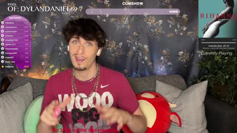 Snapshot of dylandaniel69 chatting on December 5, 11:07 pm Dylan Daniel 7.8 online show from December 5, 11:07 pm