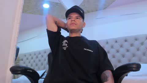 dylanroyce_ online show from April 26, 1:31 pm