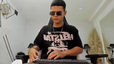 dylanroyce_ online show from June 10, 1:21 pm