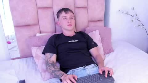 Snapshot of dylanwhite23 chatting on February 25, 8:47 am ---DYLAN--- online show from February 25, 8:47 am