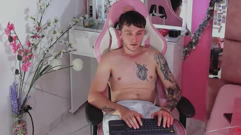 Snapshot of dylanwhite23 chatting on December 18, 3:12 am ---DYLAN--- online show from December 18, 3:12 am