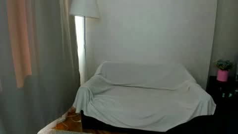 Snapshot of earthadobb chatting on June 18, 6:35 am Emma online show from June 18, 6:35 am