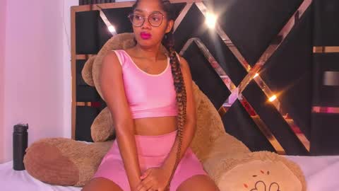 Snapshot of ebony_beautifull chatting on February 28, 1:47 am Luci online show from February 28, 1:47 am