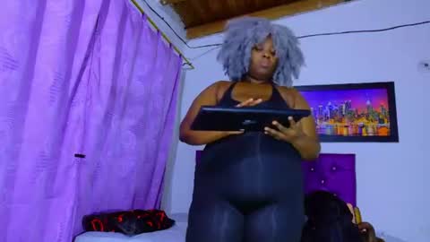 Snapshot of ebony_neighbormoans chatting on July 7, 3:20 am LINA online show from July 7, 3:20 am