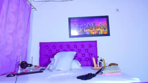 Snapshot of ebony_neighbormoans chatting on July 22, 3:09 am LINA online show from July 22, 3:09 am