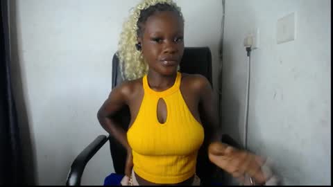 Snapshot of ebony_petitegirl chatting on June 1, 8:32 pm Lilly online show from June 1, 8:32 pm