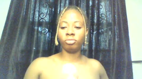 Snapshot of ebony_queenx chatting on June 29, 10:15 am Queen online show from June 29, 10:15 am