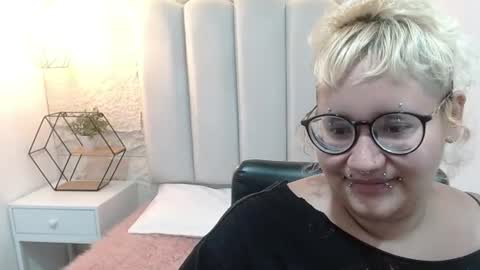 Snapshot of echypyon_tk chatting on June 10, 3:18 am Echypyon tk online show from June 10, 3:18 am