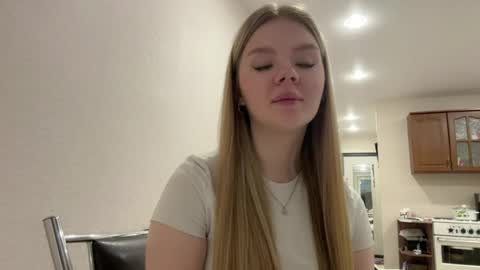 Snapshot of eddielaursen chatting on April 8, 12:49 pm Mia online show from April 8, 12:49 pm