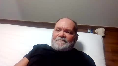 Snapshot of edwalters chatting on May 18, 12:29 am Eddie online show from May 18, 12:29 am
