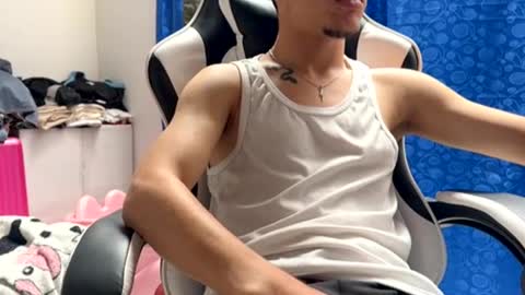 Snapshot of edward_2709 chatting on August 4, 4:20 pm edward_2709 online show from August 4, 4:20 pm