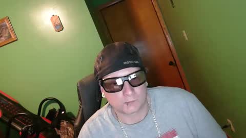 Snapshot of edwardaims_2please chatting on April 12, 2:38 am edwardaims_2please online show from April 12, 2:38 am