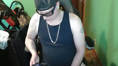 Snapshot of edwardaims_2please chatting on April 13, 5:40 pm edwardaims_2please online show from April 13, 5:40 pm