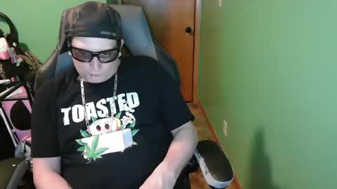 Snapshot of edwardaims_2please chatting on April 19, 1:49 am edwardaims_2please online show from April 19, 1:49 am