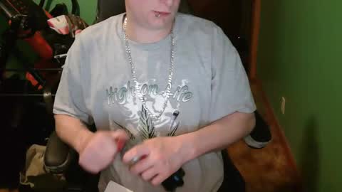 Snapshot of edwardaims_2please chatting on April 26, 3:04 am edwardaims_2please online show from April 26, 3:04 am