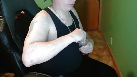 Snapshot of edwardaims_2please chatting on April 27, 1:47 am edwardaims_2please online show from April 27, 1:47 am