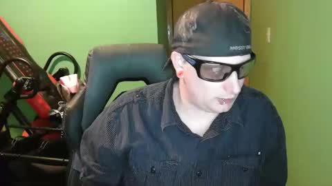 Snapshot of edwardaims_2please chatting on April 28, 2:21 am edwardaims_2please online show from April 28, 2:21 am
