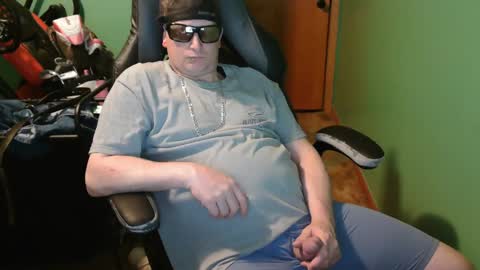 Snapshot of edwardaims_2please chatting on April 30, 2:18 am edwardaims_2please online show from April 30, 2:18 am