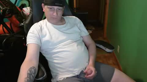 Snapshot of edwardaims_2please chatting on May 4, 3:30 pm edwardaims_2please online show from May 4, 3:30 pm