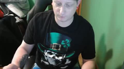 Snapshot of edwardaims_2please chatting on May 17, 1:40 pm edwardaims_2please online show from May 17, 1:40 pm