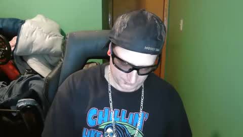 Snapshot of edwardaims_2please chatting on May 24, 2:05 am edwardaims_2please online show from May 24, 2:05 am