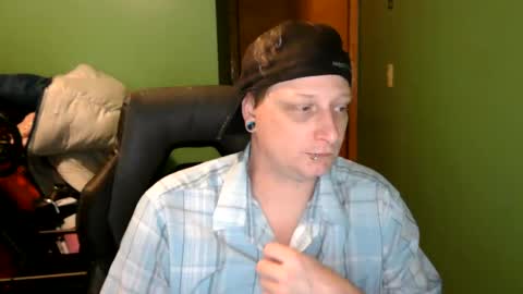 Snapshot of edwardaims_2please chatting on June 2, 2:24 am edwardaims_2please online show from June 2, 2:24 am