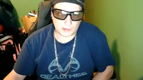 Snapshot of edwardaims_2please chatting on June 6, 9:41 pm edwardaims_2please online show from June 6, 9:41 pm