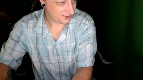 Snapshot of edwardaims_2please chatting on June 7, 2:21 pm edwardaims_2please online show from June 7, 2:21 pm