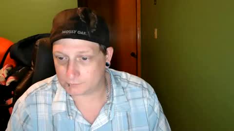 Snapshot of edwardaims_2please chatting on June 8, 2:34 am edwardaims_2please online show from June 8, 2:34 am