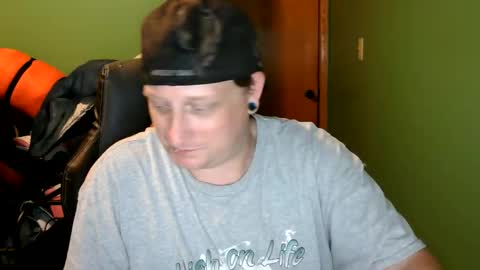 Snapshot of edwardaims_2please chatting on June 11, 2:33 am edwardaims_2please online show from June 11, 2:33 am