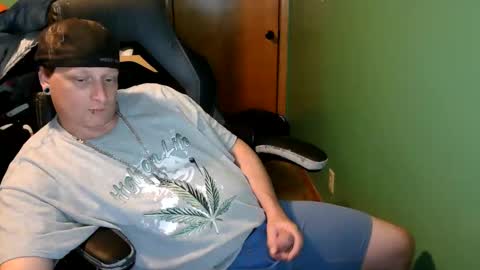 Snapshot of edwardaims_2please chatting on June 11, 2:53 am edwardaims_2please online show from June 11, 2:53 am