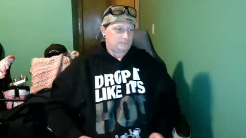 Snapshot of edwardaims_2please chatting on July 16, 2:50 am edwardaims_2please online show from July 16, 2:50 am