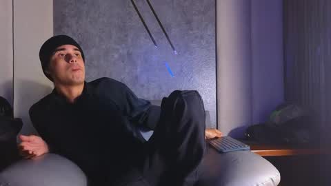 Snapshot of edwardd_7 chatting on May 28, 7:00 pm edwardd online show from May 28, 7:00 pm