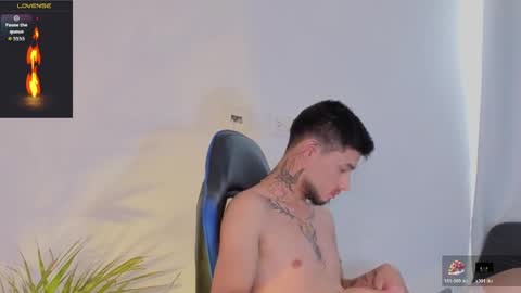 Snapshot of edwardross_ chatting on June 1, 7:37 pm Edward Ross online show from June 1, 7:37 pm