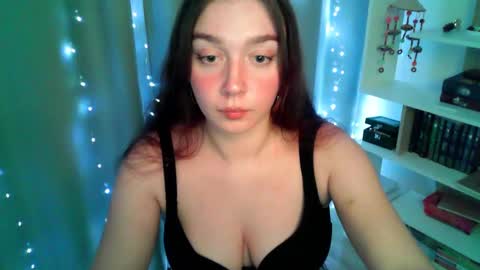 Snapshot of effie_balconii chatting on February 22, 3:25 pm effie_balconii online show from February 22, 3:25 pm