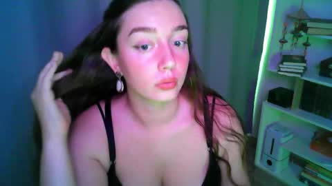 Snapshot of effie_balconii chatting on September 20, 3:02 pm effie_balconii online show from September 20, 3:02 pm