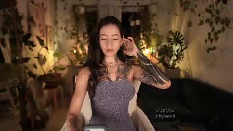 Snapshot of effylowell_ chatting on August 1, 2:22 am Effy online show from August 1, 2:22 am