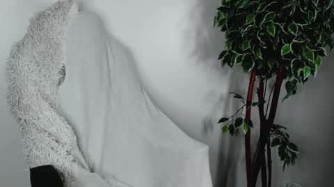 eileenmoores online show from October 4, 8:12 am