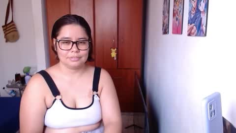 eimy_saenzz online show from February 10, 6:01 pm