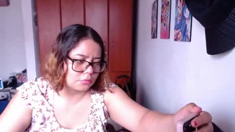 eimy_saenzz online show from April 19, 6:10 pm
