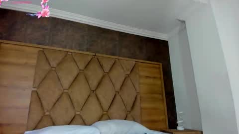 YG COUPLE online show from March 7, 8:50 pm