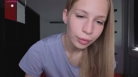 Snapshot of el1s_evans chatting on June 19, 8:07 am please read my bio there is information about private shows and about my personality online show from June 19, 8:07 am