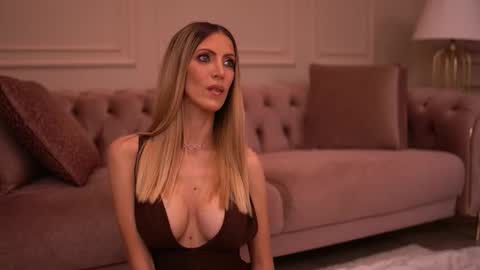 Ella online show from October 24, 4:31 am