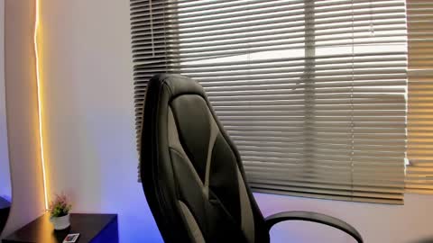 Elaia online show from December 4, 12:03 pm